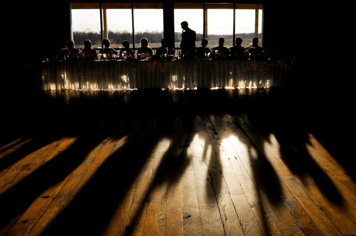 When that backlight hits during the best man&rsquo;s speech✨ This is an old image from 2013 but it&rsquo;s still one of my favorites.